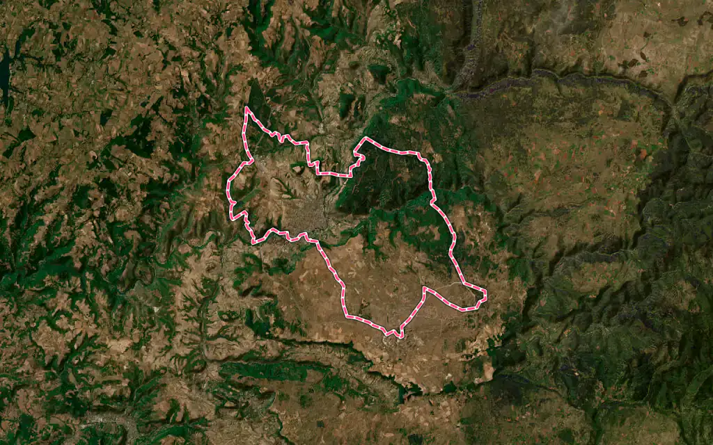 Vue satellite de Millau avec ses contours administratifs