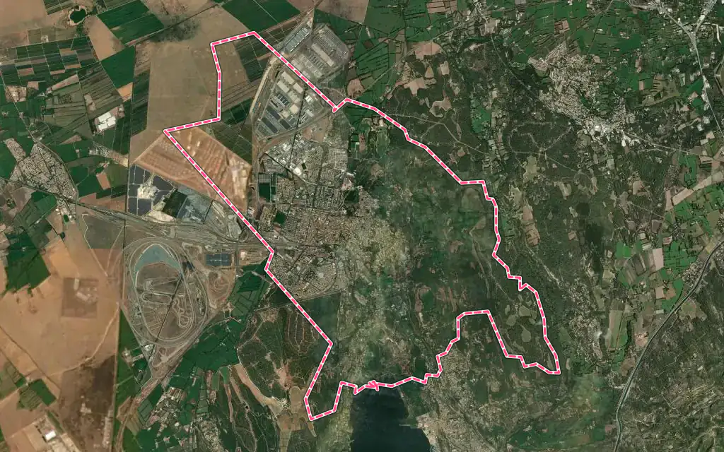 Vue satellite de Miramas avec ses contours administratifs