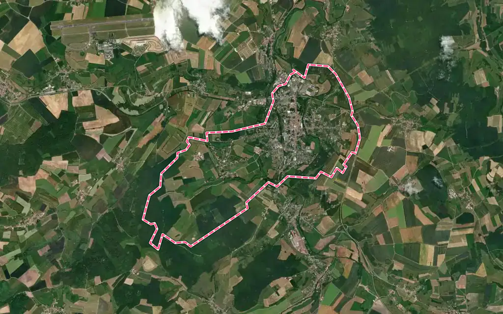 Vue satellite de Mirecourt avec ses contours administratifs