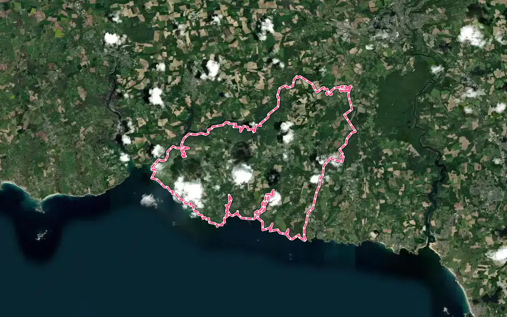 Vue satellite de Moëlan-sur-Mer avec ses contours administratifs
