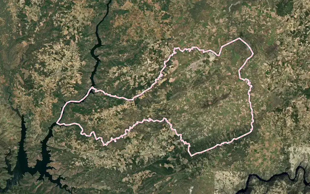 Vista satélite de Mogadouro, Valverde, Vale de Porco e Vilar de Rei con su contorno administrativo