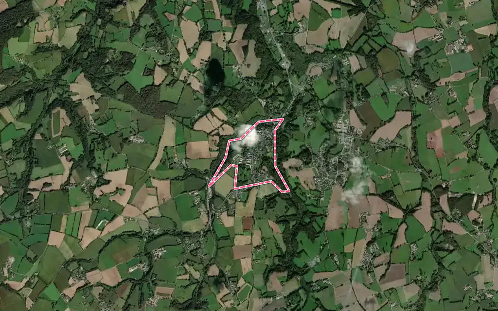 Vue satellite de Moncontour avec ses contours administratifs