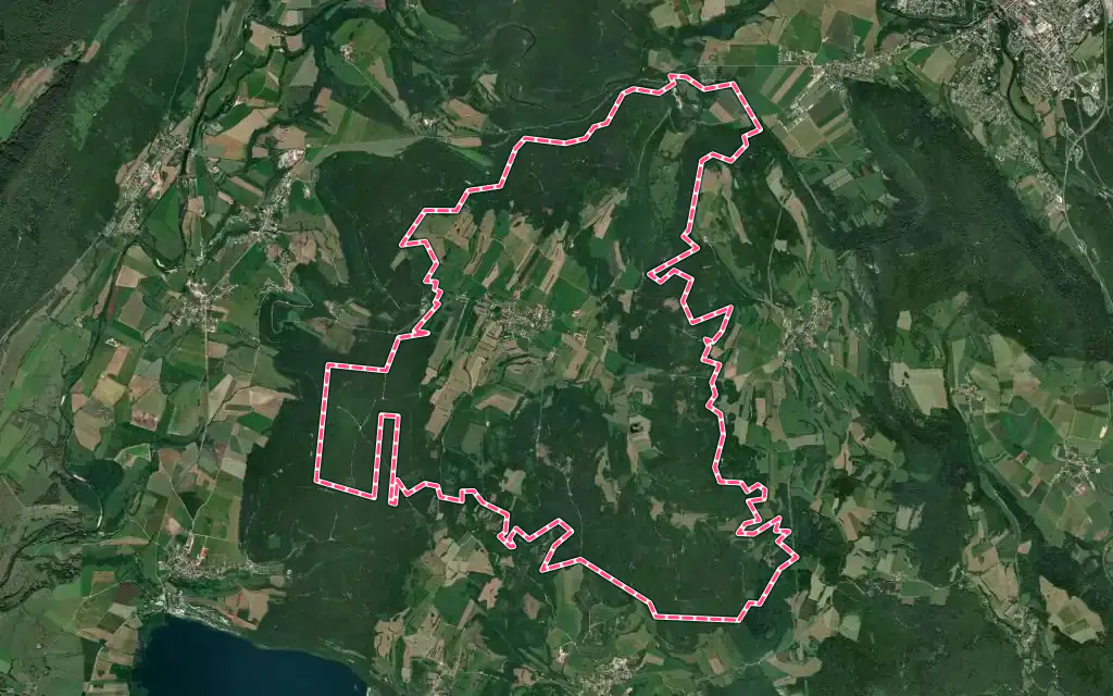 Vue satellite de Mont-sur-Monnet avec ses contours administratifs