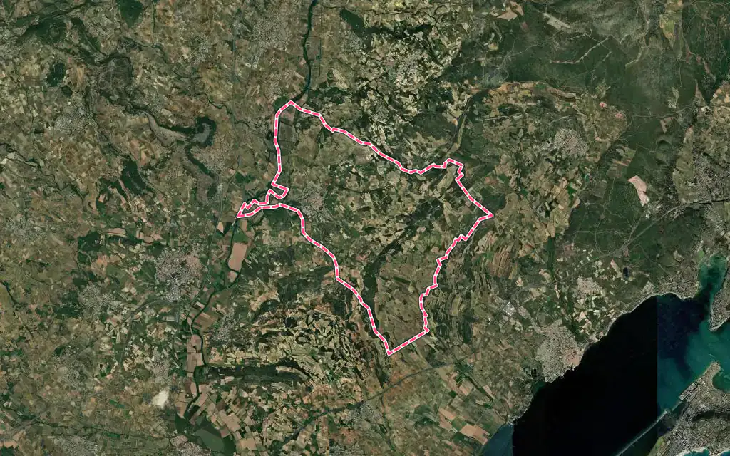 Vue satellite de Montagnac avec ses contours administratifs