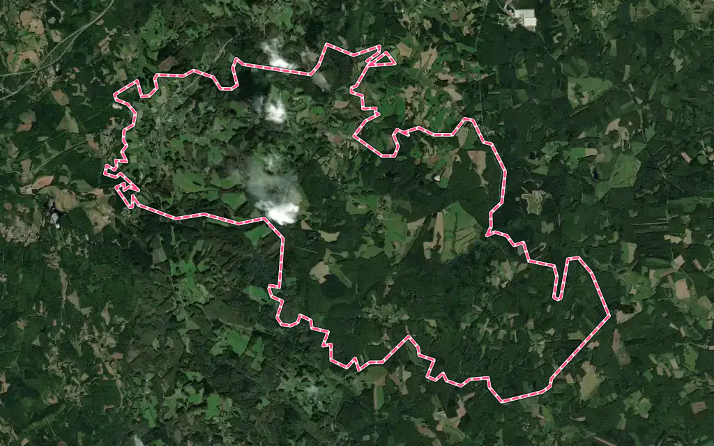 Vue satellite de Montaignac-sur-Doustre avec ses contours administratifs