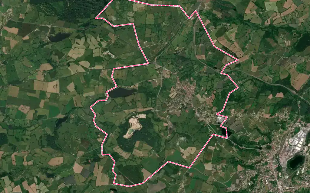 Vue satellite de Montaigut-en-Combraille avec ses contours administratifs