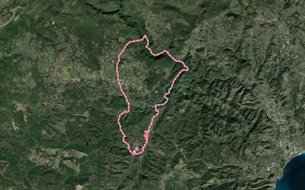 Vue satellite de Montauroux avec ses contours administratifs