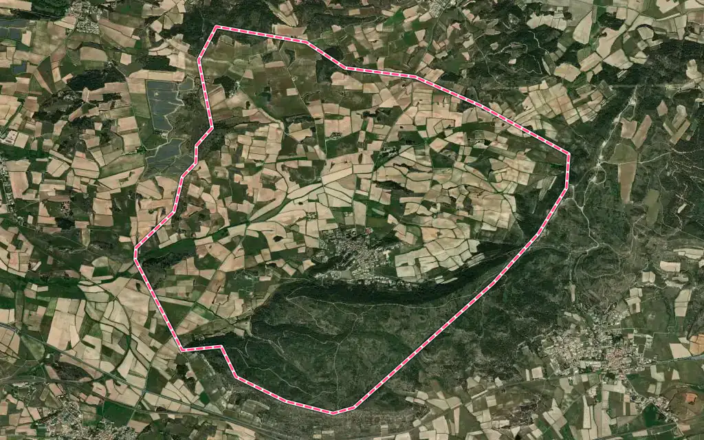 Vue satellite de Montbrun-des-Corbières avec ses contours administratifs