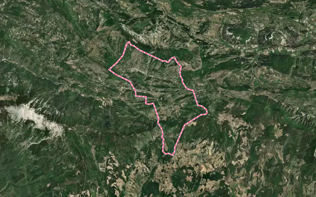 Vue satellite de Montbrun-les-Bains avec ses contours administratifs