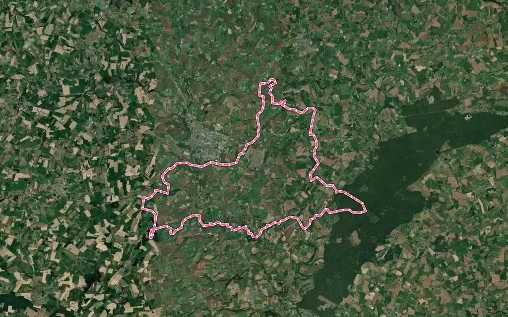 Vue satellite de Montenay avec ses contours administratifs