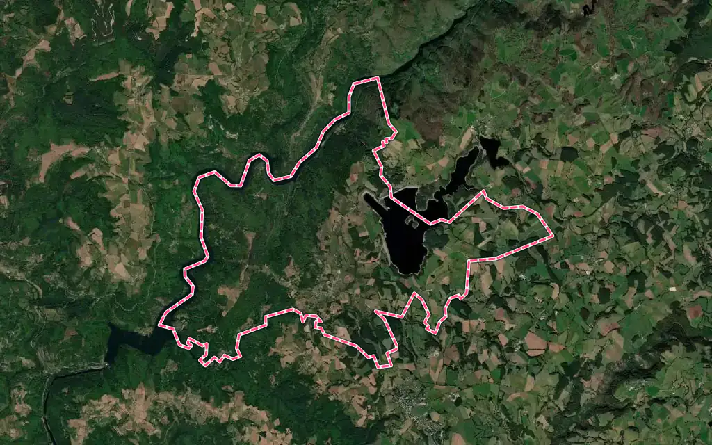 Vue satellite de Montézic avec ses contours administratifs