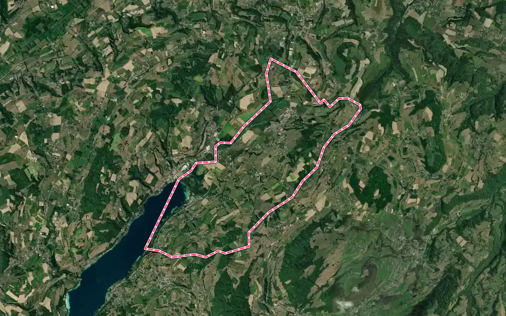 Vue satellite de Montferrat avec ses contours administratifs