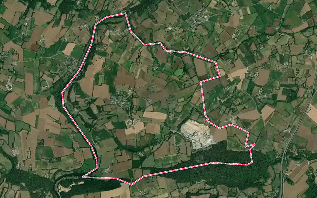 Vue satellite de Montflours avec ses contours administratifs