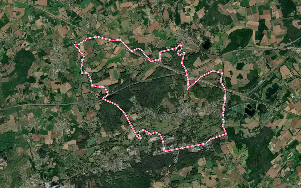 Vue satellite de Montfort-le-Gesnois avec ses contours administratifs