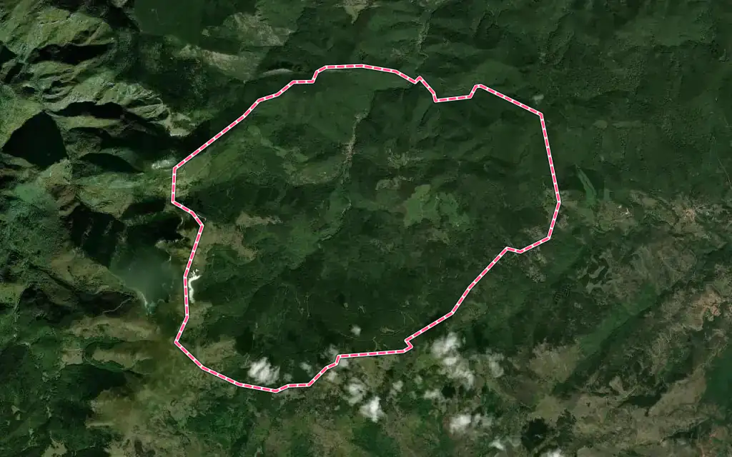 Vue satellite de Montfort-sur-Boulzane avec ses contours administratifs