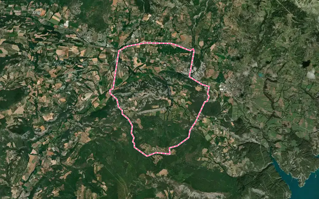 Vue satellite de Montgardin avec ses contours administratifs