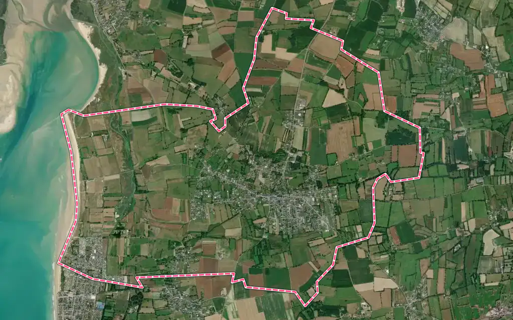 Vue satellite de Montmartin-sur-Mer avec ses contours administratifs