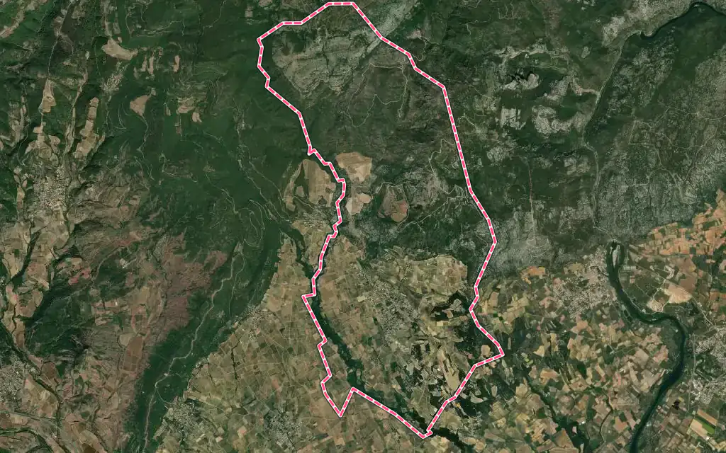 Vue satellite de Montpeyroux avec ses contours administratifs