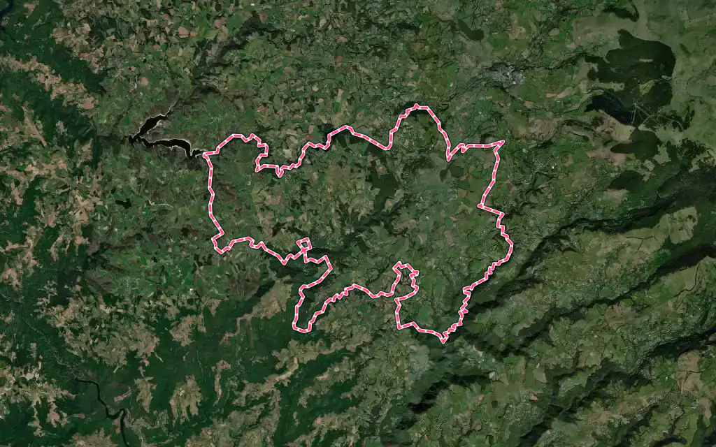 Vue satellite de Montpeyroux avec ses contours administratifs