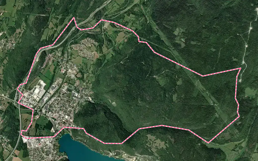 Vue satellite de Montréal-la-Cluse avec ses contours administratifs