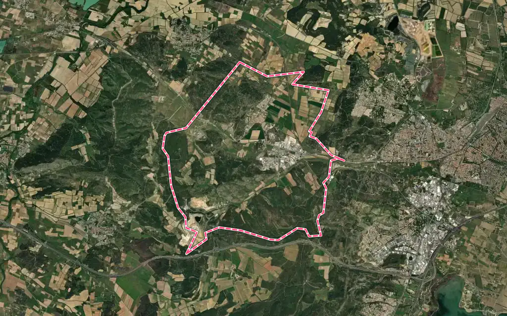 Vue satellite de Montredon-des-Corbières avec ses contours administratifs