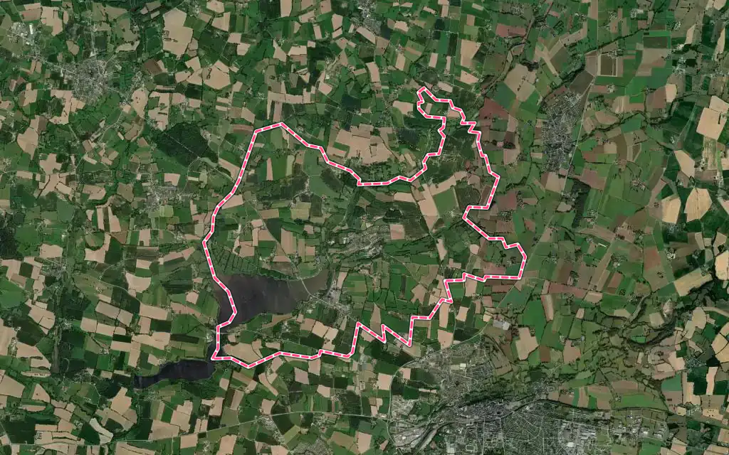 Vue satellite de Montreuil-sous-Pérouse avec ses contours administratifs