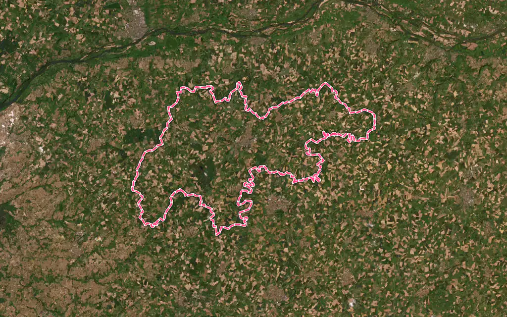 Vue satellite de Montrevault-sur-Èvre avec ses contours administratifs