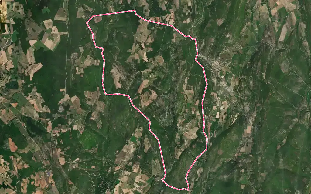 Vue satellite de Montsalier avec ses contours administratifs