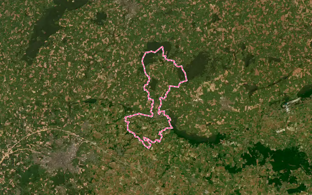 Vue satellite de Montsûrs avec ses contours administratifs