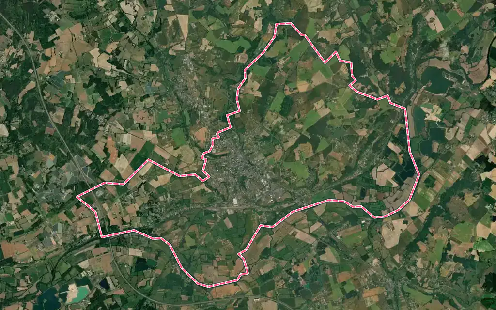 Vue satellite de Montval-sur-Loir avec ses contours administratifs