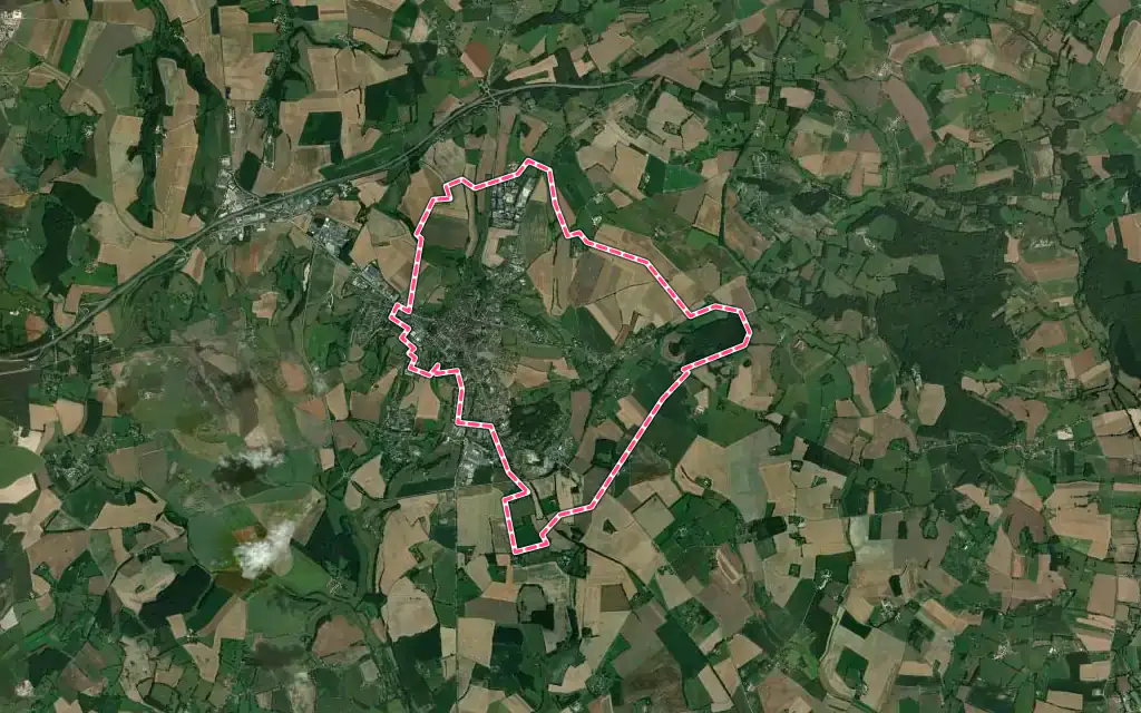 Vue satellite de Mortagne-au-Perche avec ses contours administratifs