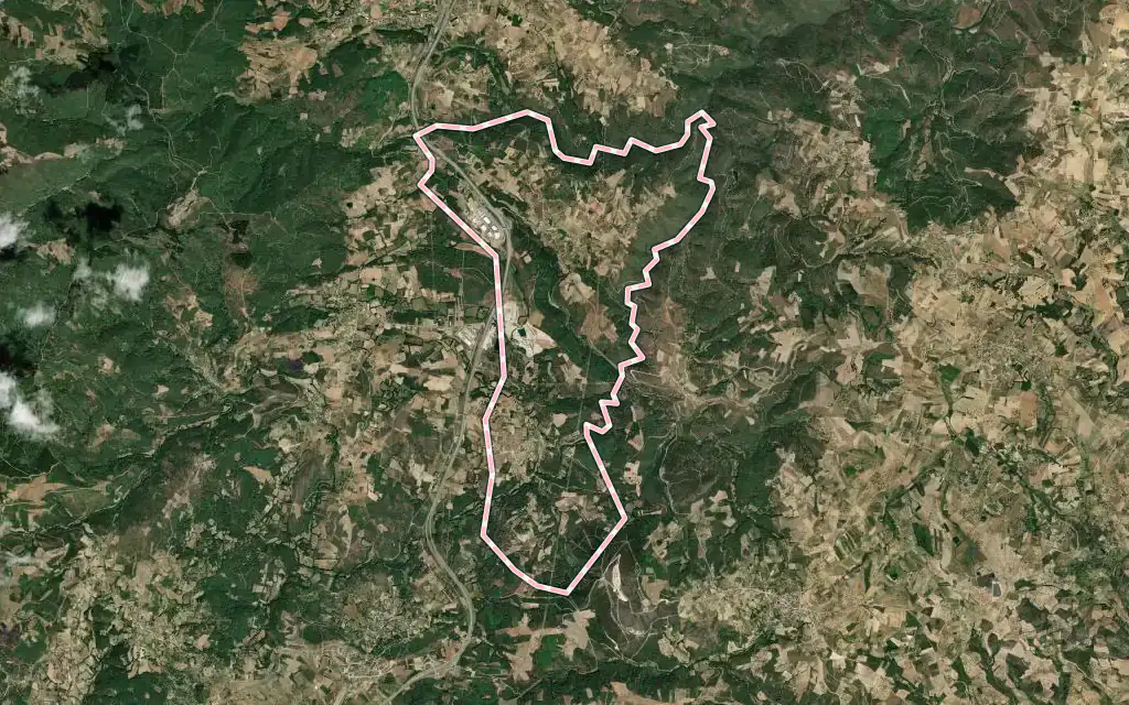 Vista satélite de Mos con su contorno administrativo