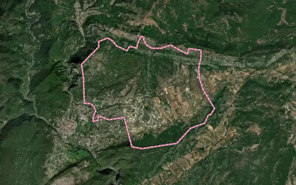 Vue satellite de Moulès-et-Baucels avec ses contours administratifs