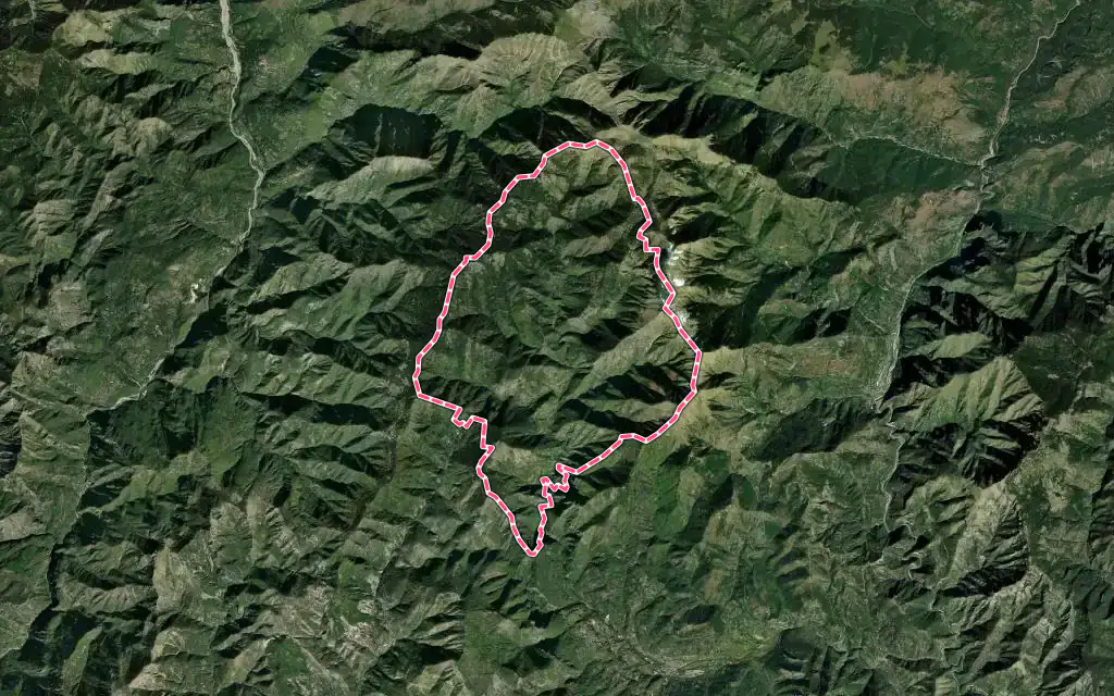 Vue satellite de Moulinet avec ses contours administratifs