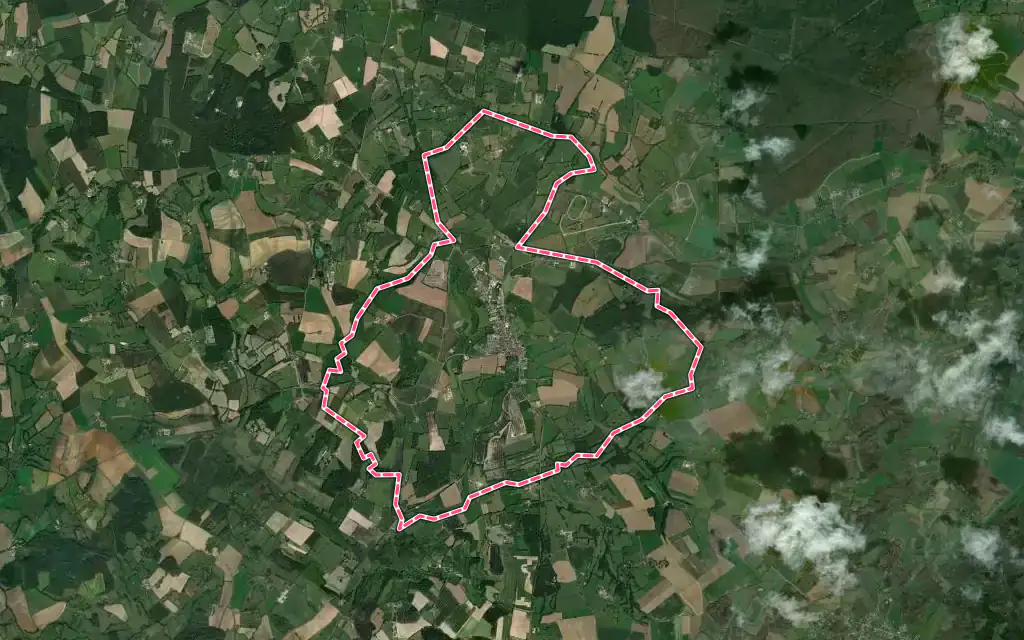 Vue satellite de Moulins-la-Marche avec ses contours administratifs