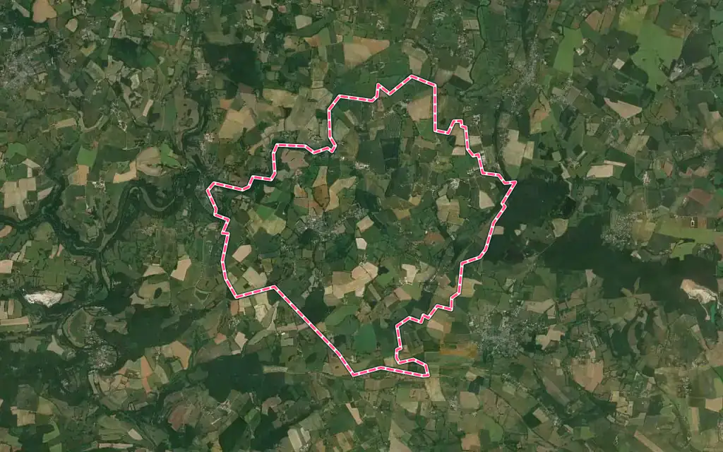 Vue satellite de Moulins-le-Carbonnel avec ses contours administratifs