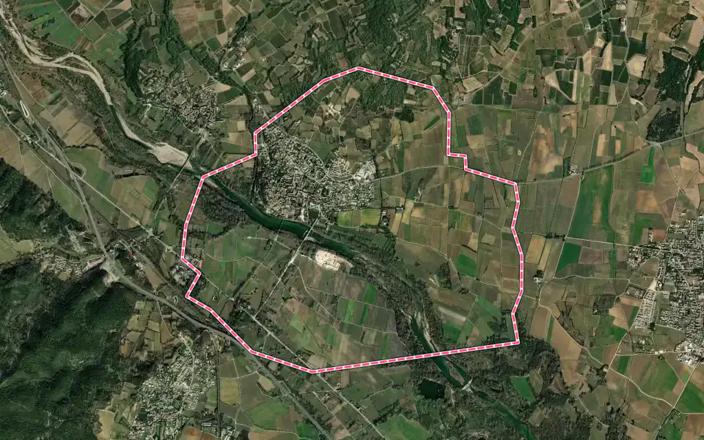 Vue satellite de Moussac avec ses contours administratifs