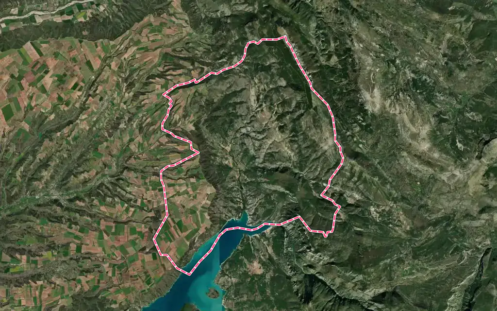 Vue satellite de Moustiers-Sainte-Marie avec ses contours administratifs