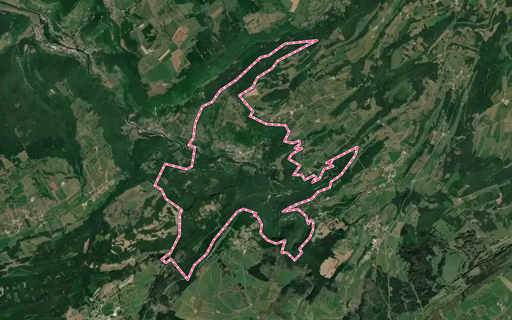 Vue satellite de Mouthier-Haute-Pierre avec ses contours administratifs