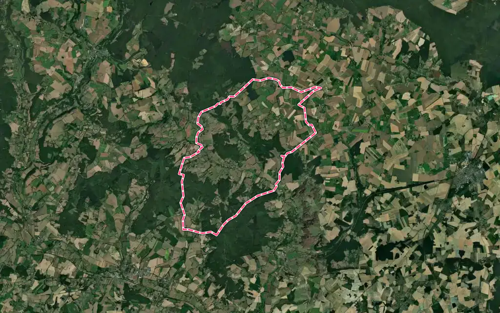 Vue satellite de Moutiers-au-Perche avec ses contours administratifs