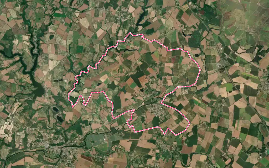Vue satellite de Moutiers-sur-le-Lay avec ses contours administratifs
