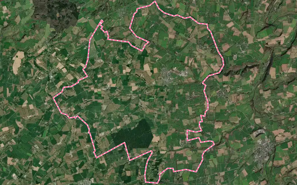 Vue satellite de Moyon Villages avec ses contours administratifs