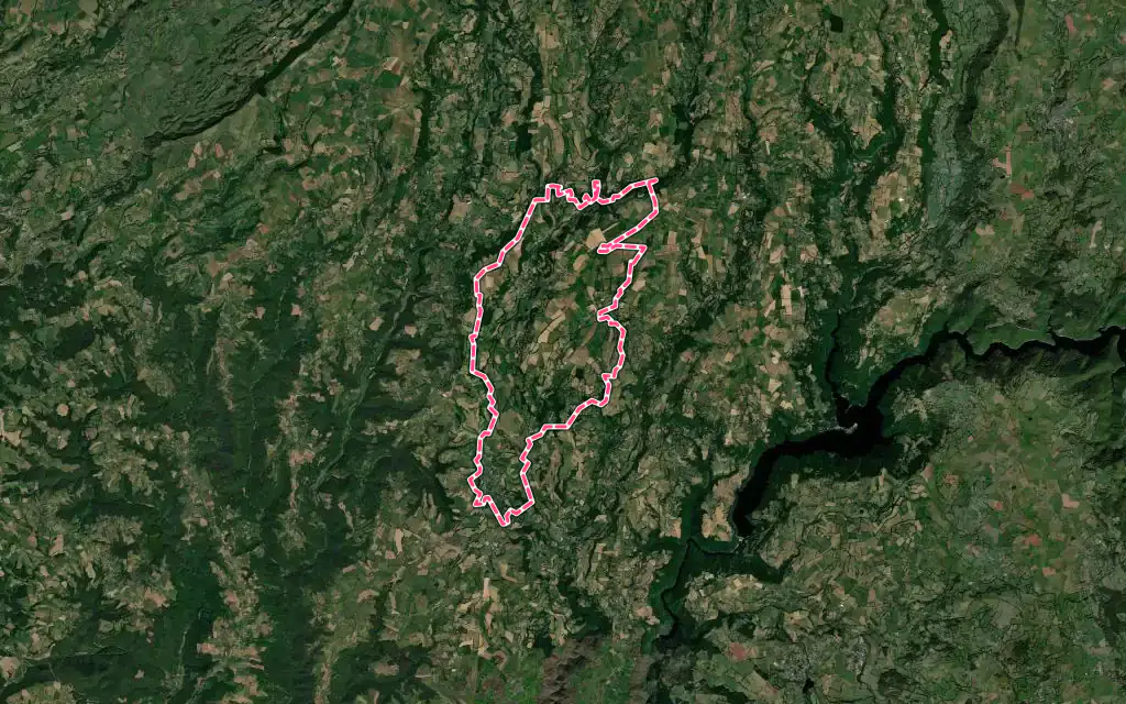 Vue satellite de Mur-de-Barrez avec ses contours administratifs