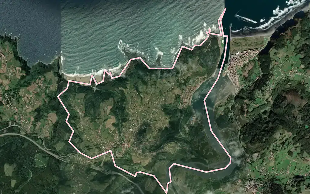 Vista satélite de Muros de Nalón con su contorno administrativo