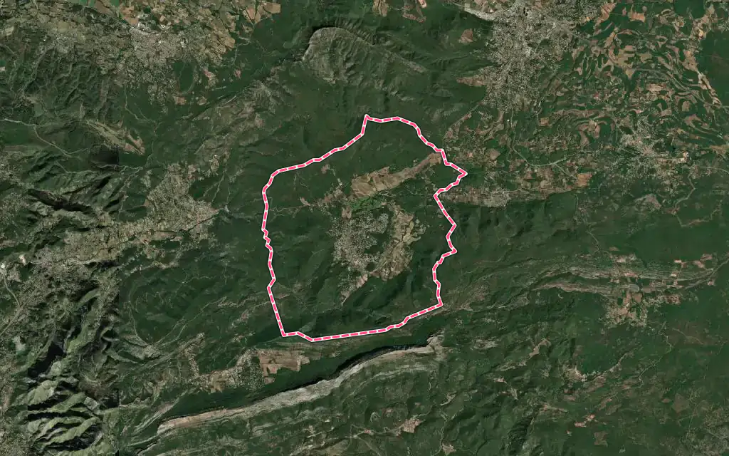 Vue satellite de Nans-les-Pins avec ses contours administratifs