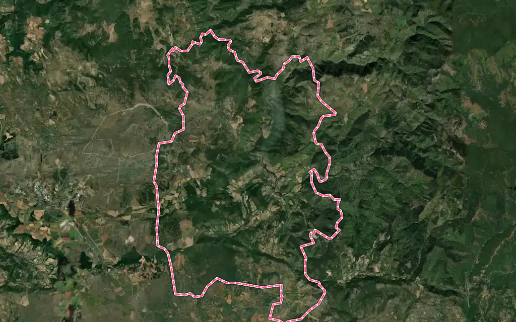 Vue satellite de Nant avec ses contours administratifs