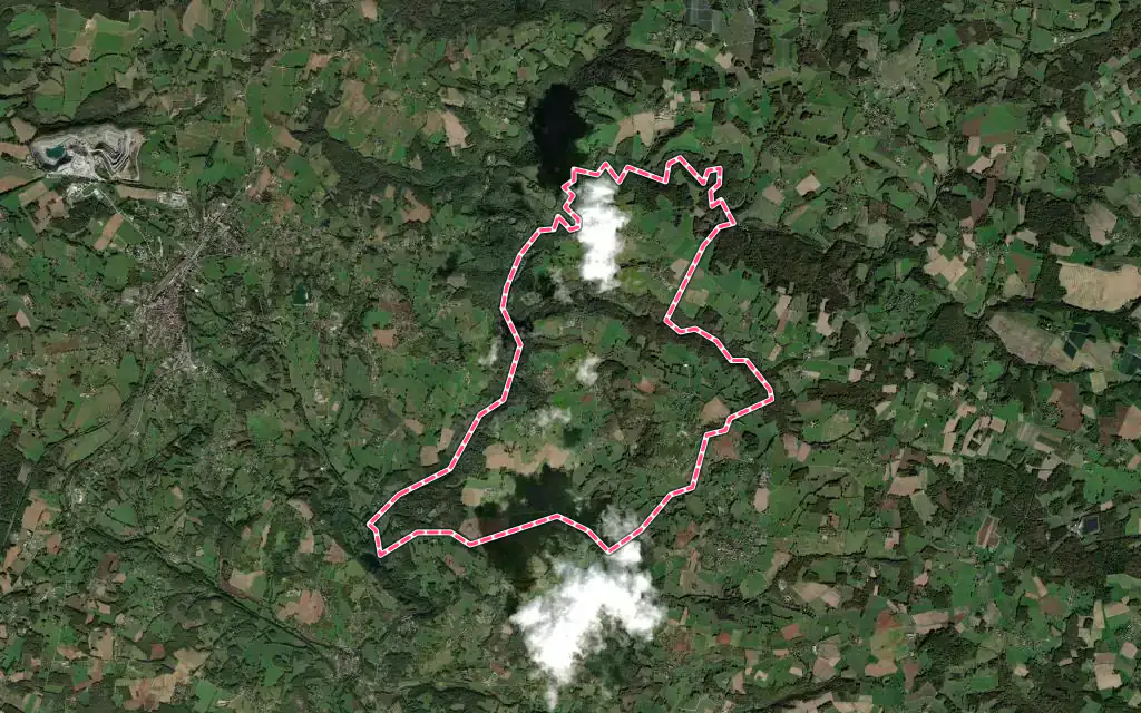Vue satellite de Nanthiat avec ses contours administratifs