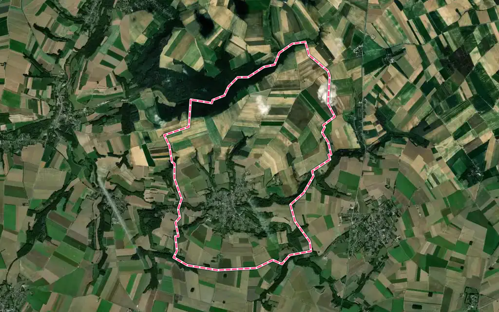 Vue satellite de Naours avec ses contours administratifs