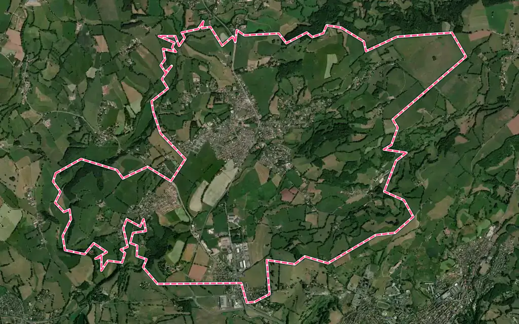 Vue satellite de Naucelles avec ses contours administratifs