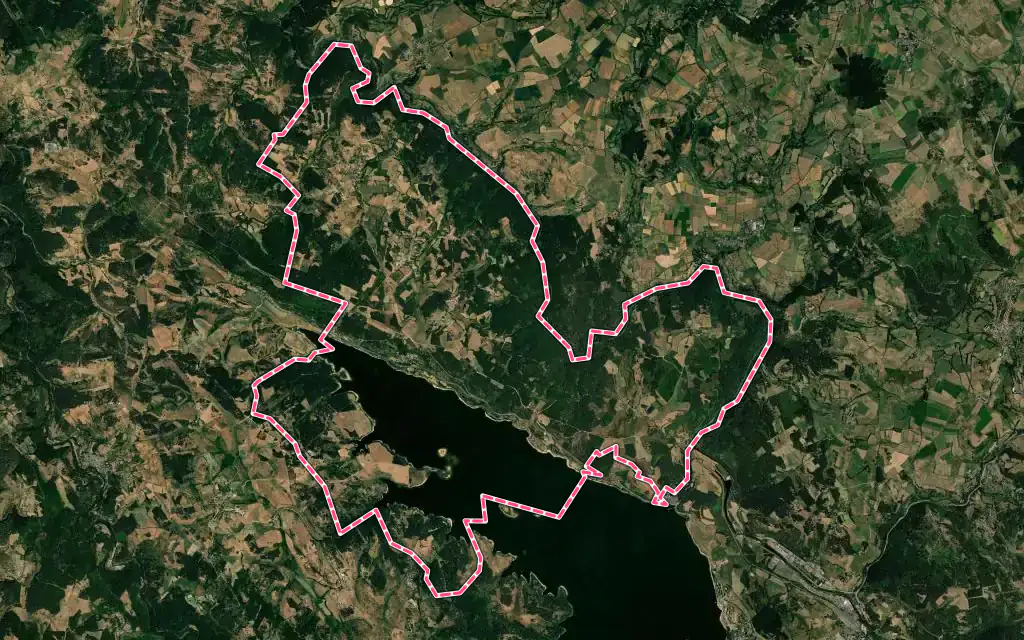 Vue satellite de Naussac-Fontanes avec ses contours administratifs